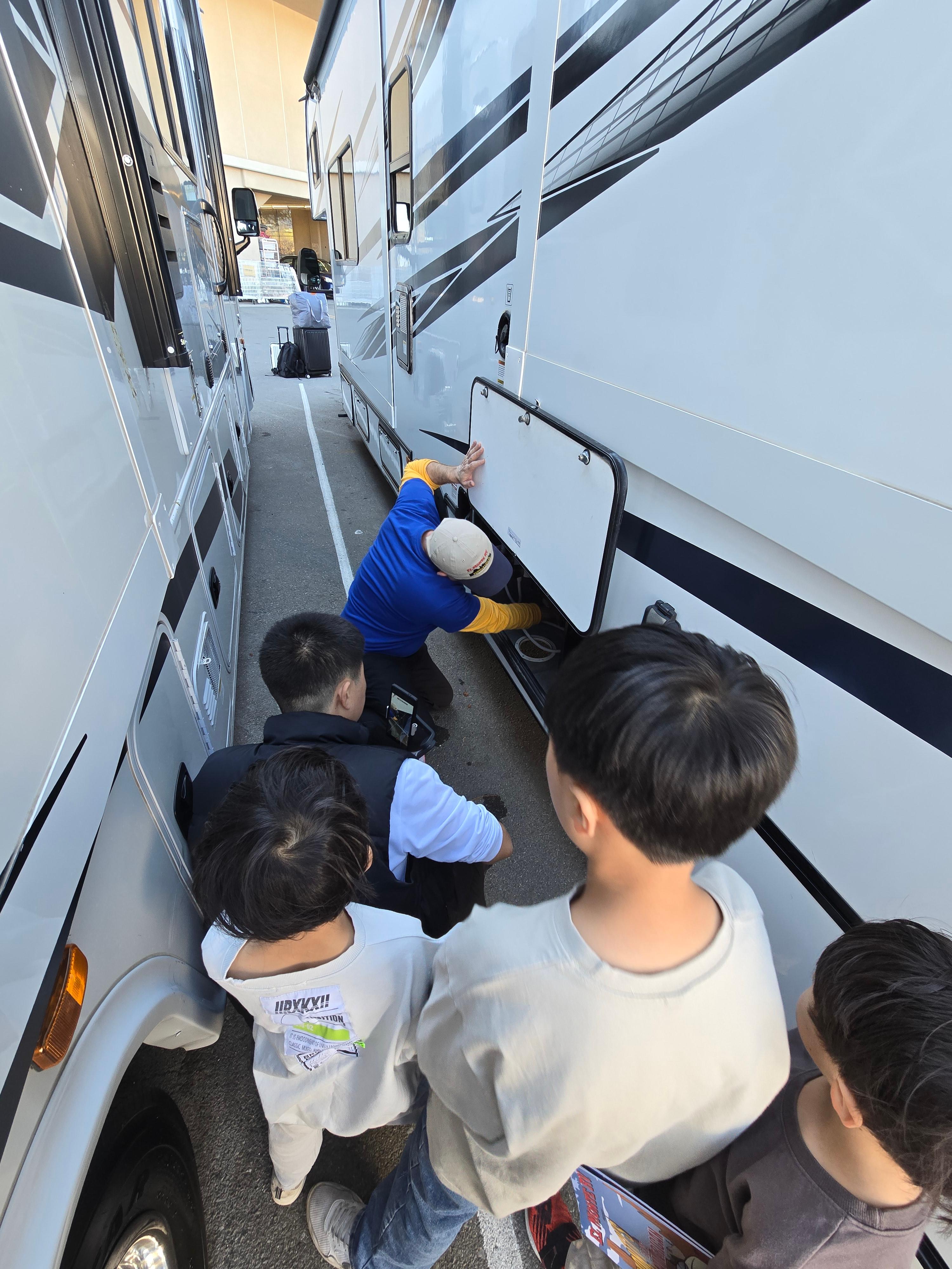 엘몬테 RV 직원에서 캠핑카를 인수받으며 설명을 듣고 있는 모습
