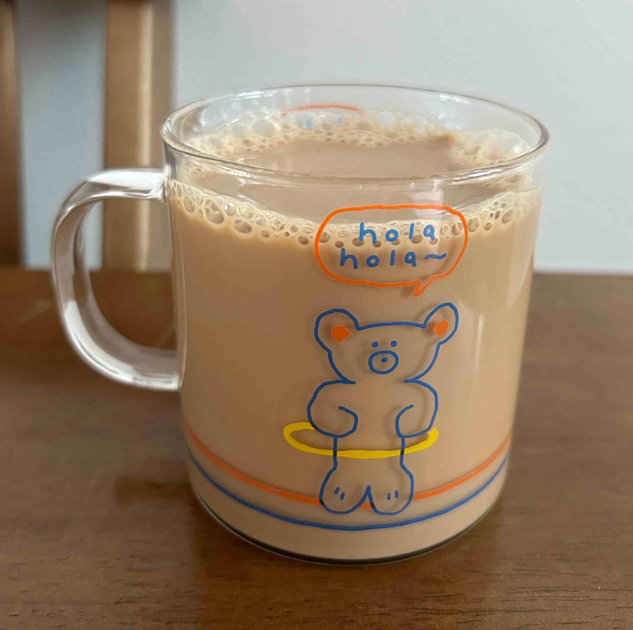 투명한 유리컵에 커피를 담은 모습