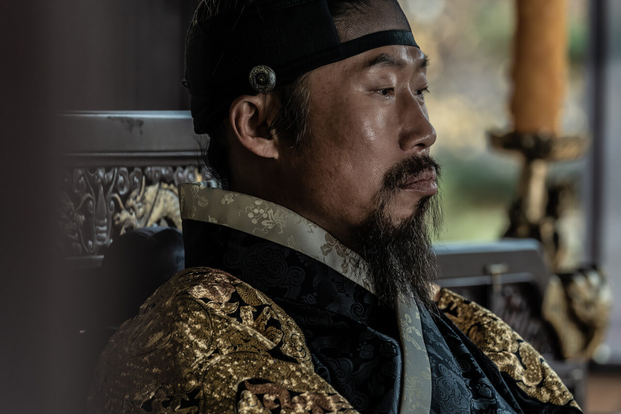 인조가 용상에 앉아있는 모습