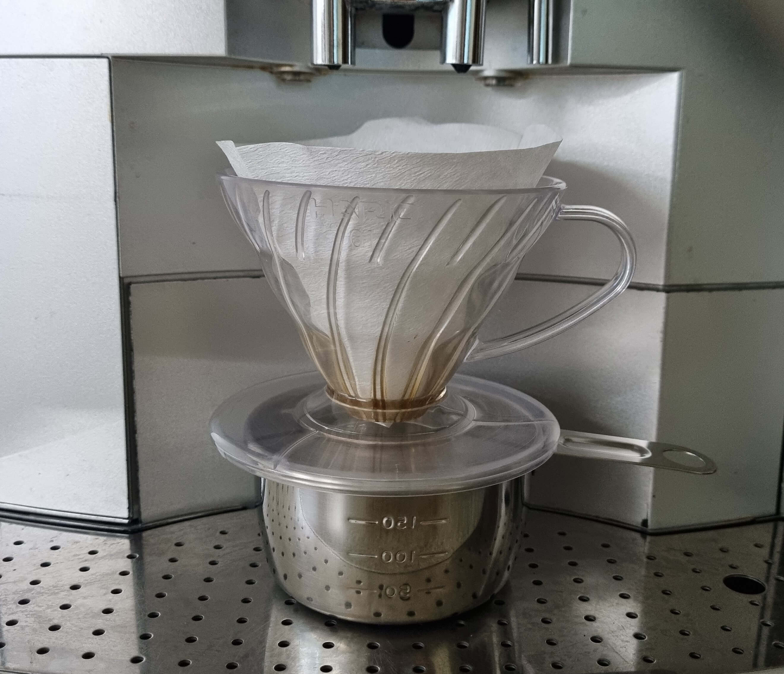 에스프레소머신에서 추출한 커피를 하리오 드립퍼로 받는 이미지입니다.