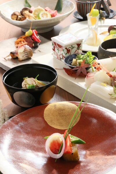 오쿠노유 료칸의 정갈하게 세팅된 가이세키 요리. 다양한 일본 전통 음식들이 정교하게 배치된 모습