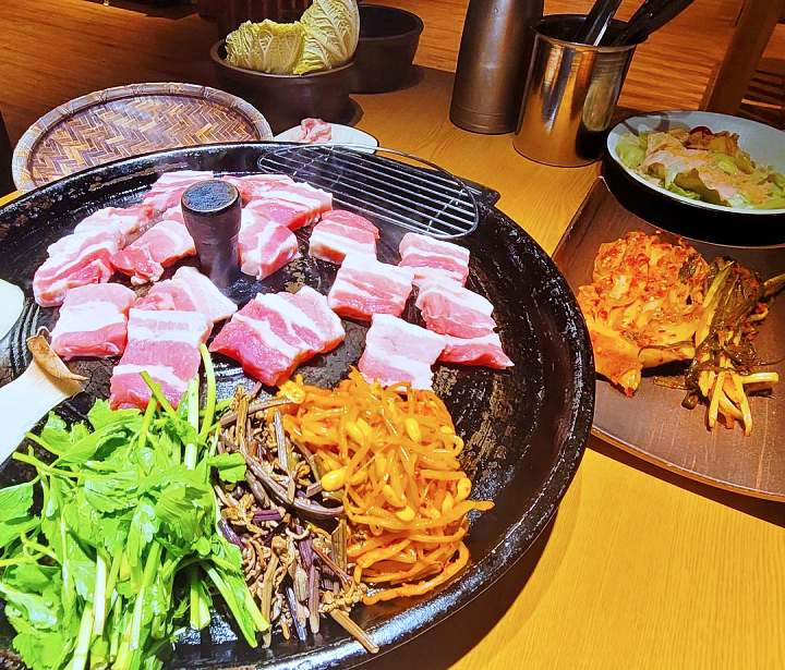 토요일은 밥이좋아 시흥 은행동 호수공원 볏짚 발효 숙성 삼겹살 맛집 전라도 김치 묵은지 목살 항정살 숙성고기 현지인 추천 토밥 좋아 방송정보