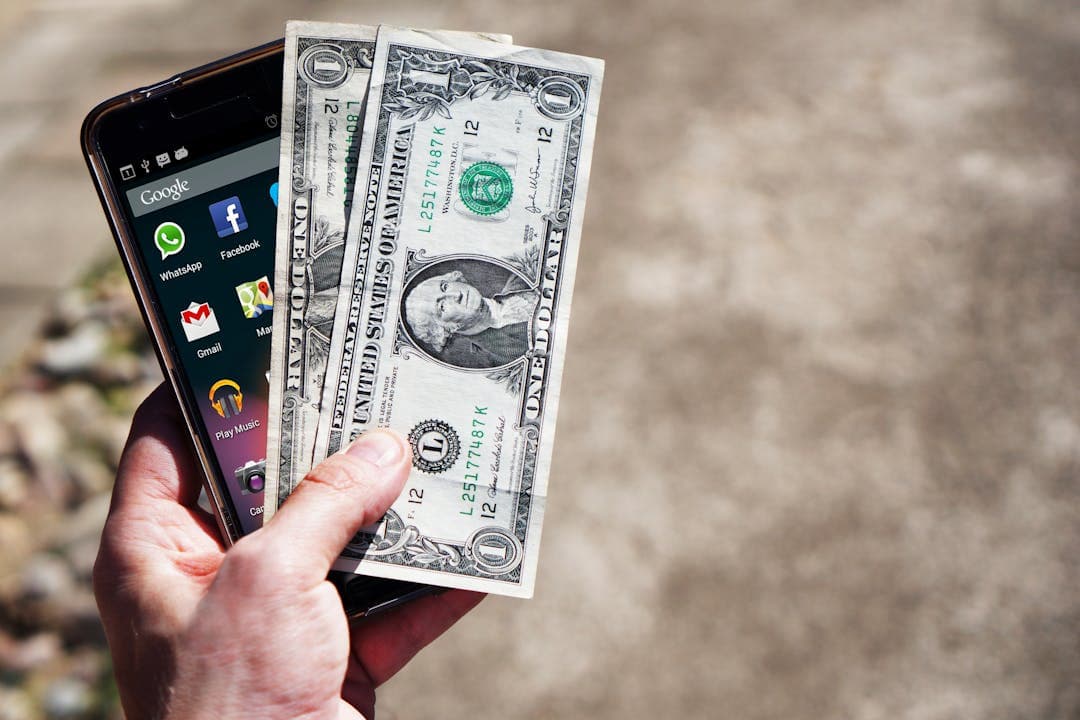 스마트폰과 현금을 들고 디지털 결제를 준비하는 모습