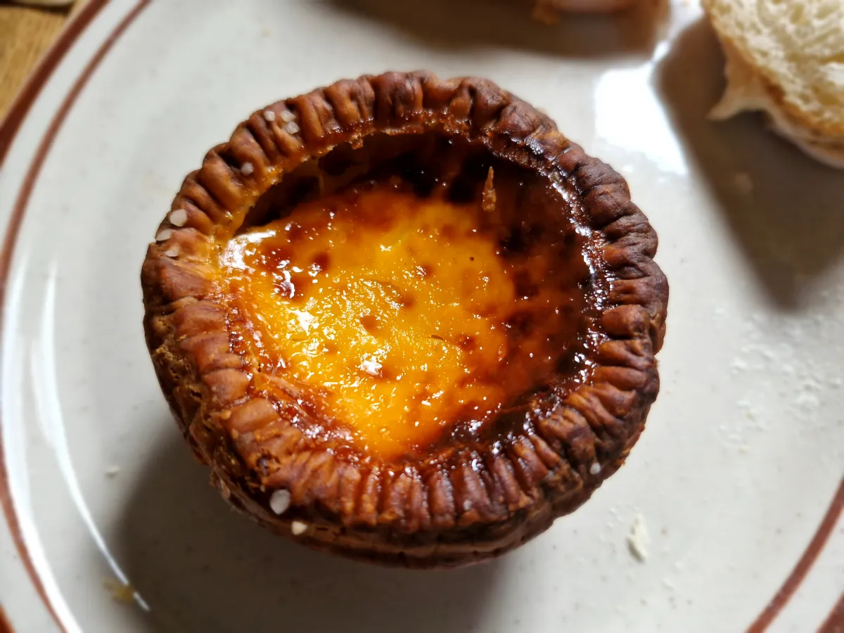 갈색-동그라미-모양의-타르트