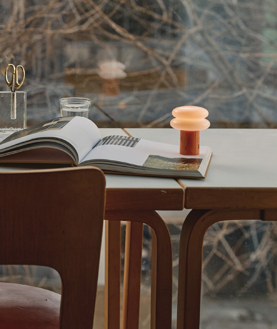 정성스럽게 포장된 선물 상자가 조명 아래 따뜻한 분위기를 자아내는 이미지 – 선물 추천 콘텐츠에 어울리는 감성 연출