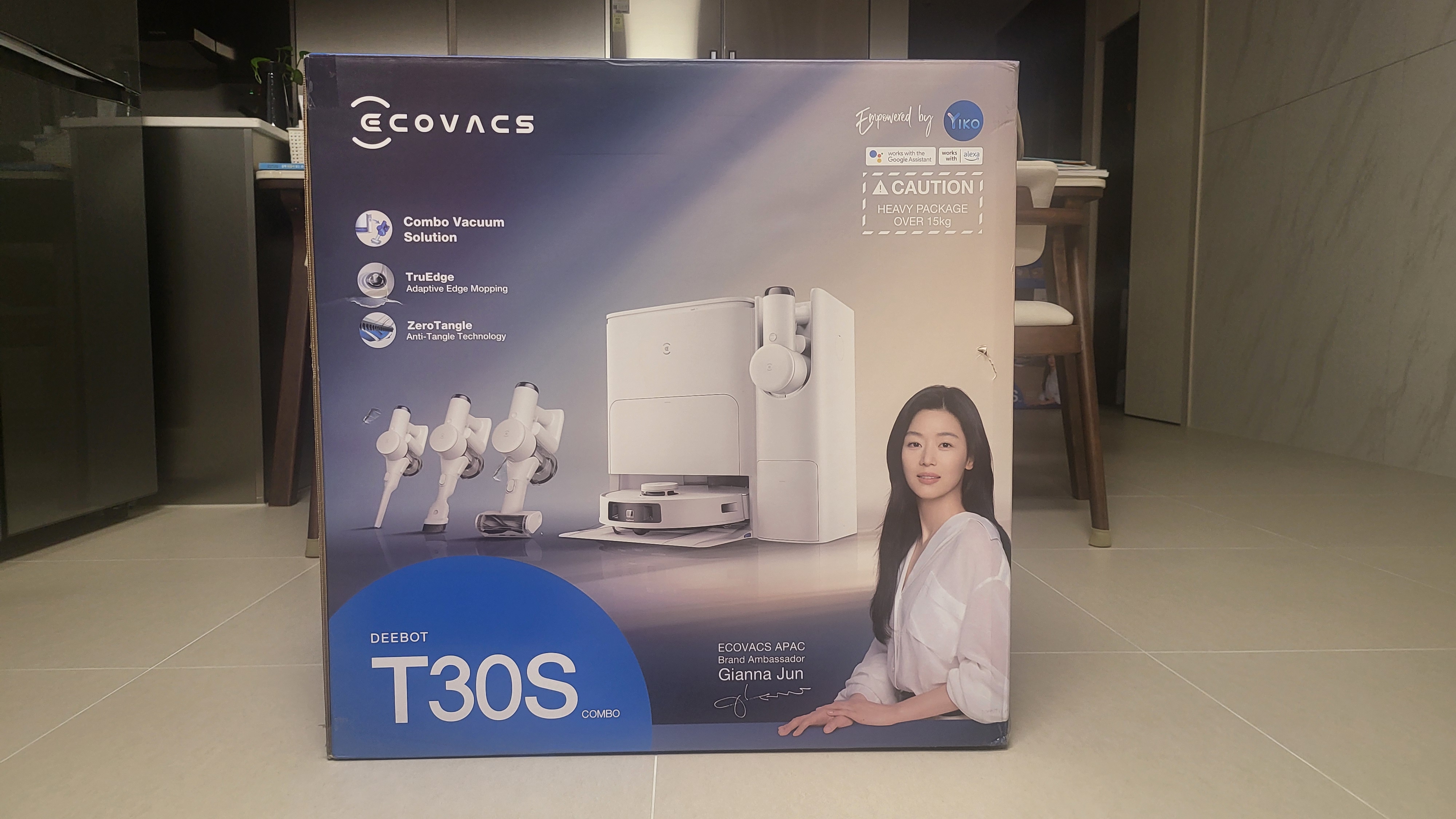 에코백스 디봇 T30S 콤보 로봇청소기 본체와 도크 디자인 박스