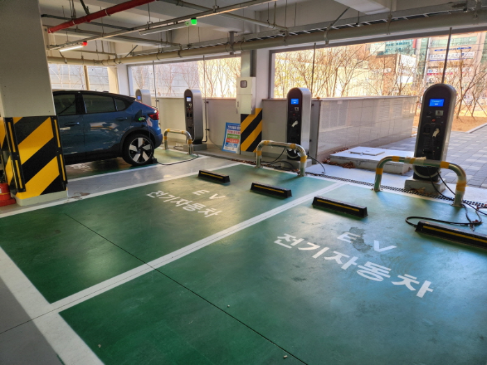 주차장 전기차 충전소