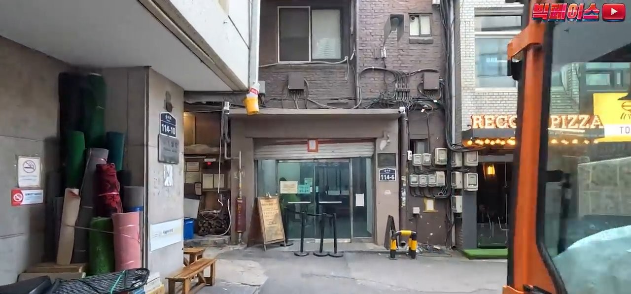을지로 골목 안쪽에 있는 입구예요. 문 옆에 114-6이라고 적혀 있어요.