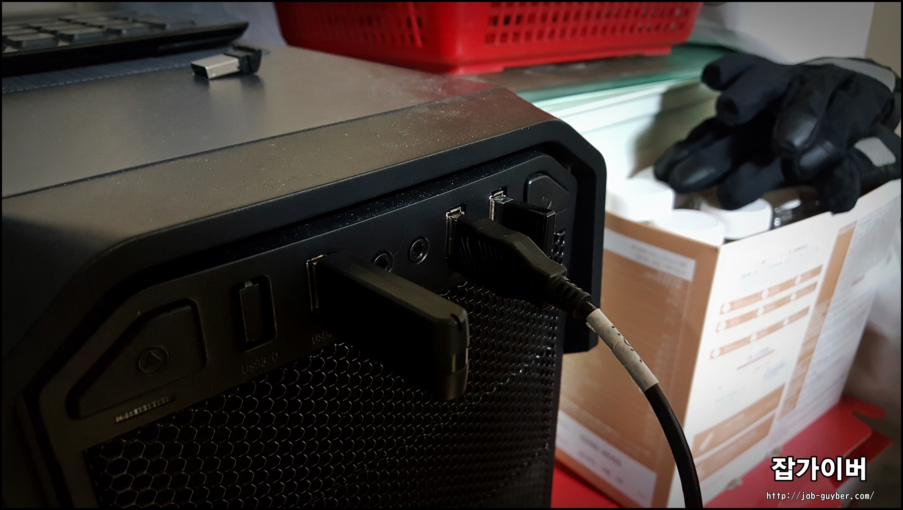 PC USB 포트에 ANT+ 동글을 연결해 센서를 인식하는 모습