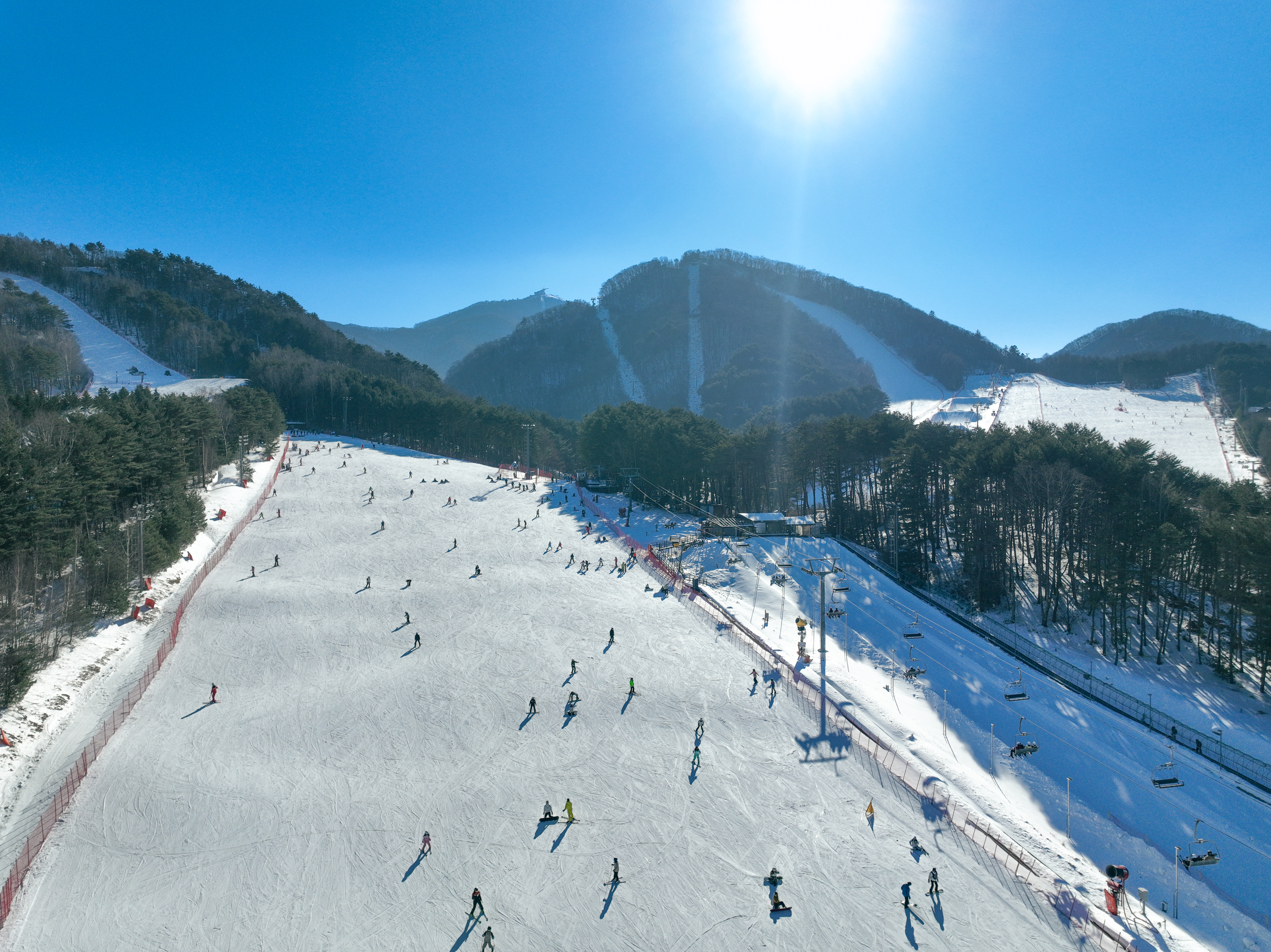 슬로프에서 스키타는 사람들