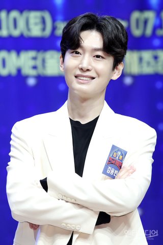 가수김용빈가수팬카패,나이,프로필,사주,음악,부모,할머니,아버지,펜카페,소속사,노래,고향