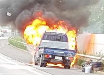 고속도로-갓길에서-화염에-휩싸인-1톤-트럭