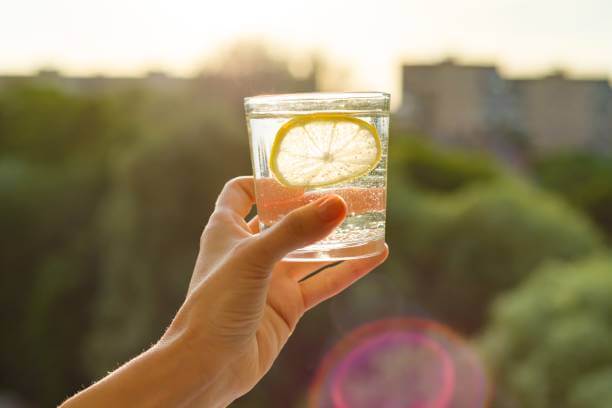 레몬물 효능 사용방법 및 주의사항. 레몬물은 상쾌한 맛과 향으로 알려진 과일 음료인데, 건강과 웰빙에 도움을 주는 이러한 효능으로 인해, 레몬물은 많은 사람들에게 인기를 끌고 있습니다. 이 블로그에서는 레몬물의 효능과 사용법, 주의사항 등을 자세히 알아보겠습니다.