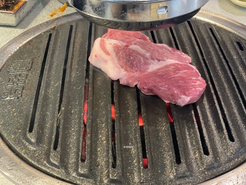 꿉당 대표 메뉴 - 알루미늄 불판 위에 목살 한덩어리