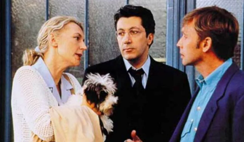 강아지를 앉고 있는 안젤리나와 두 남자