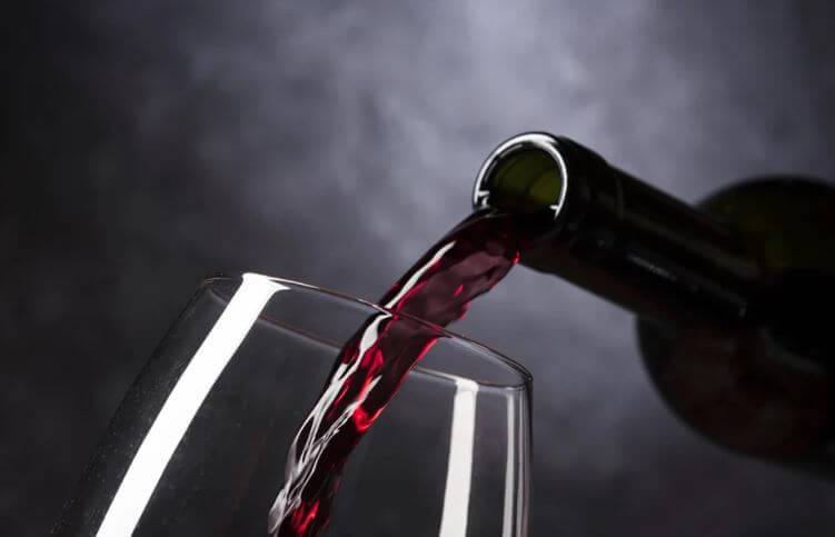 레드와인을-와인잔에-따르고-있는-모습
