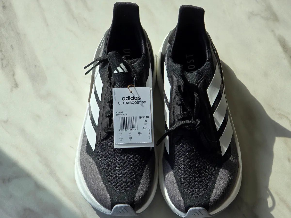 바닥에 놓인 울트라부스트 5X