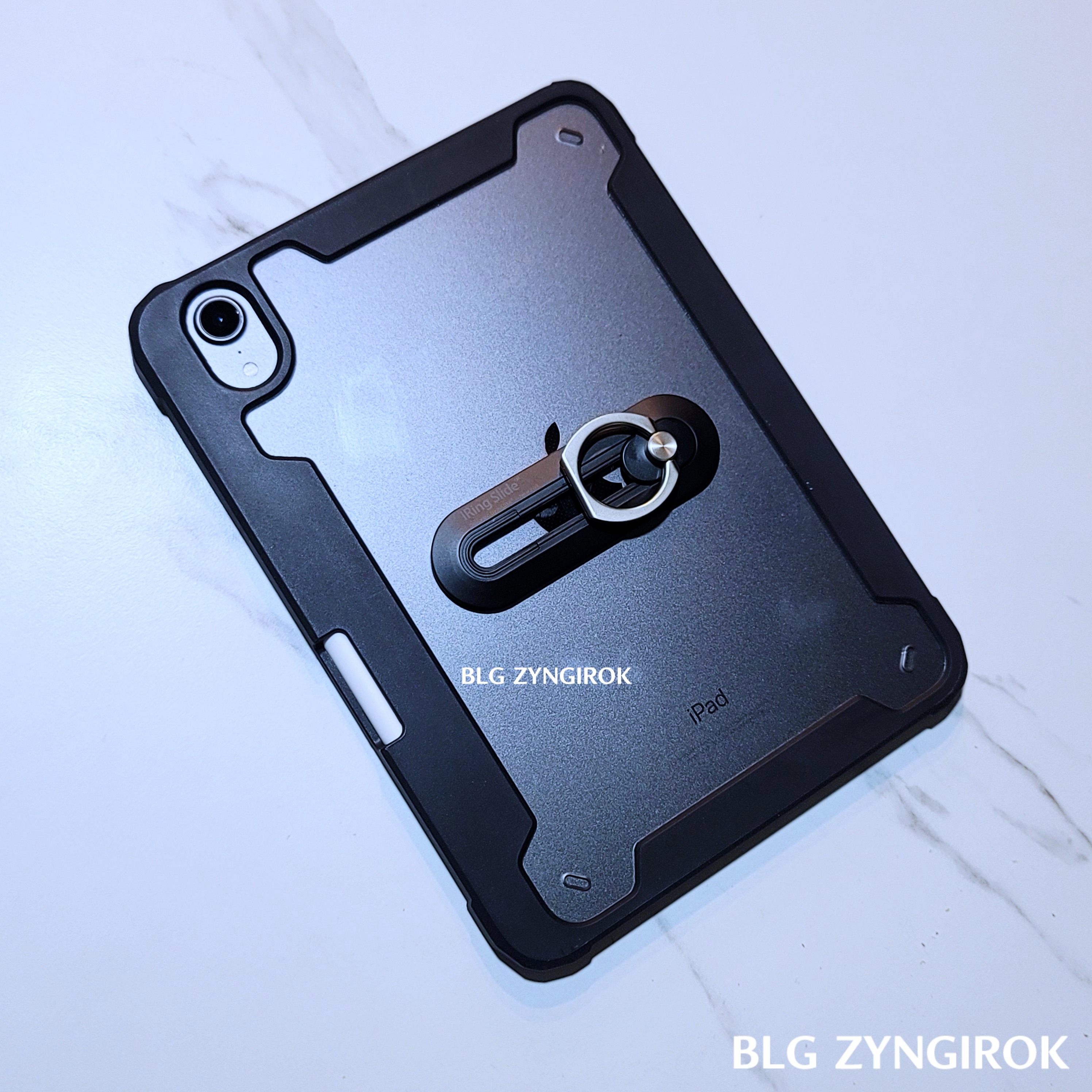 iRing Slide 부착 후 아이패드 뒷면 모습이다.