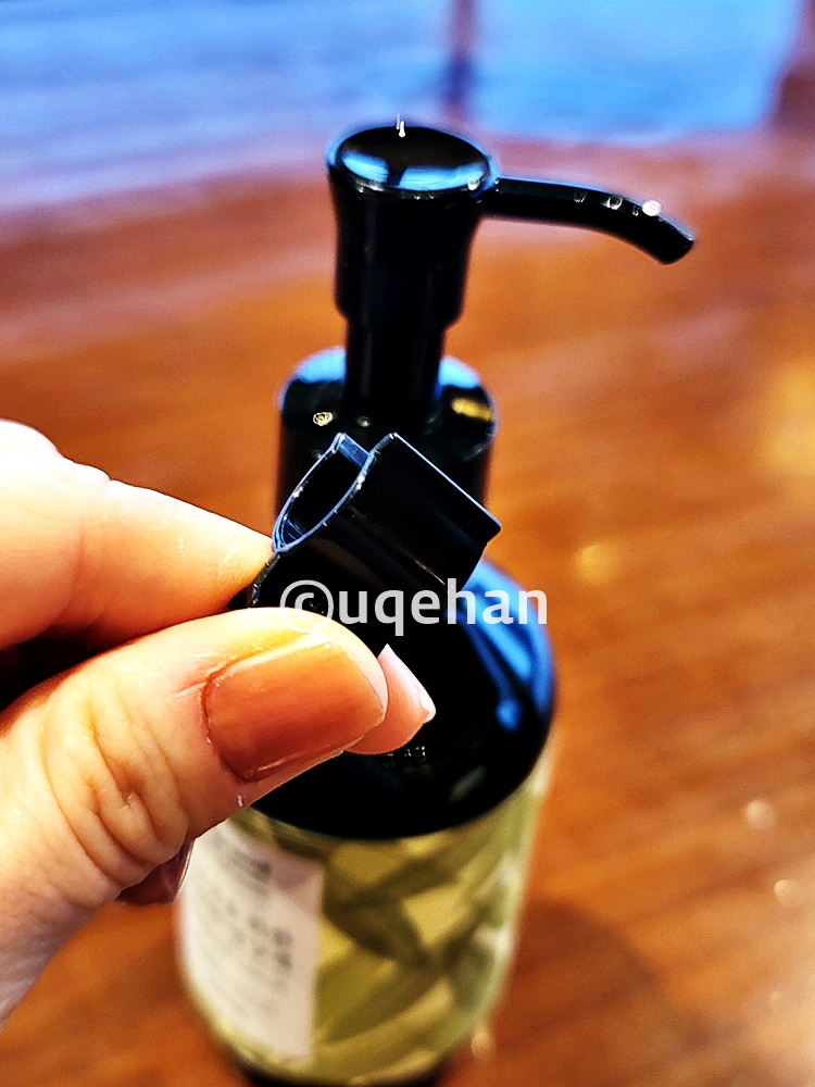 노브랜드 머릿결을 위한 소중한 영양제의 고정된 플라스틱 장치를 빼내어 손가락으로 잡고 있다.