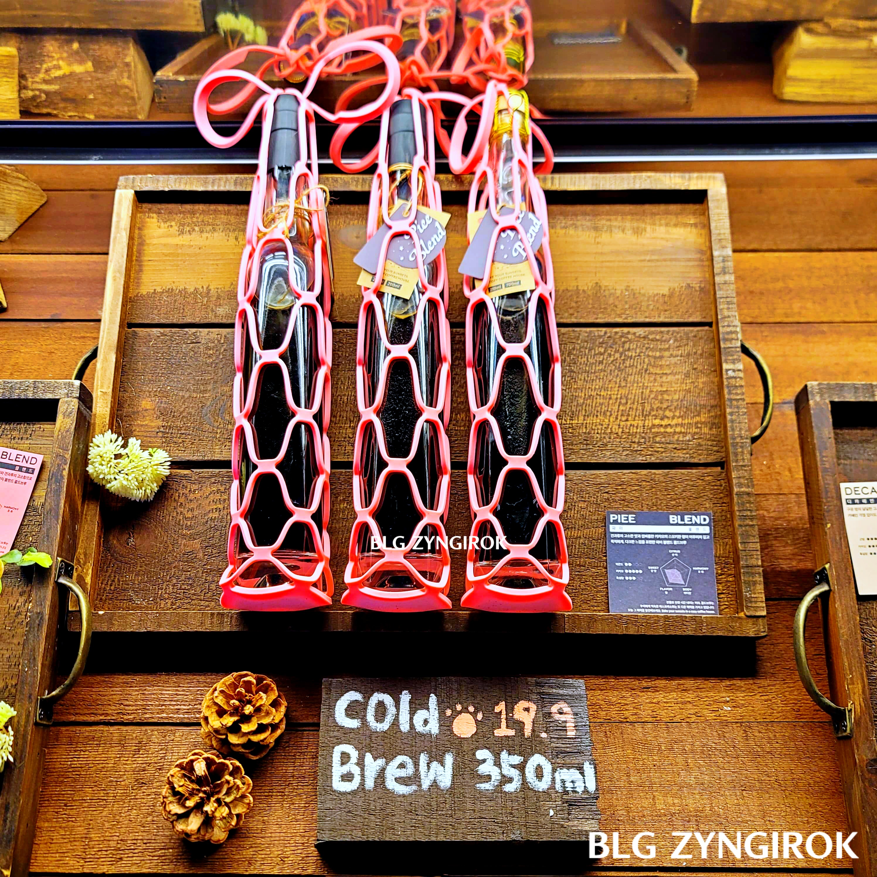 양주 카페 럿지 LODGE 굿즈 - 그물망 캐리어에 담긴 콜드 브류 모습이다.