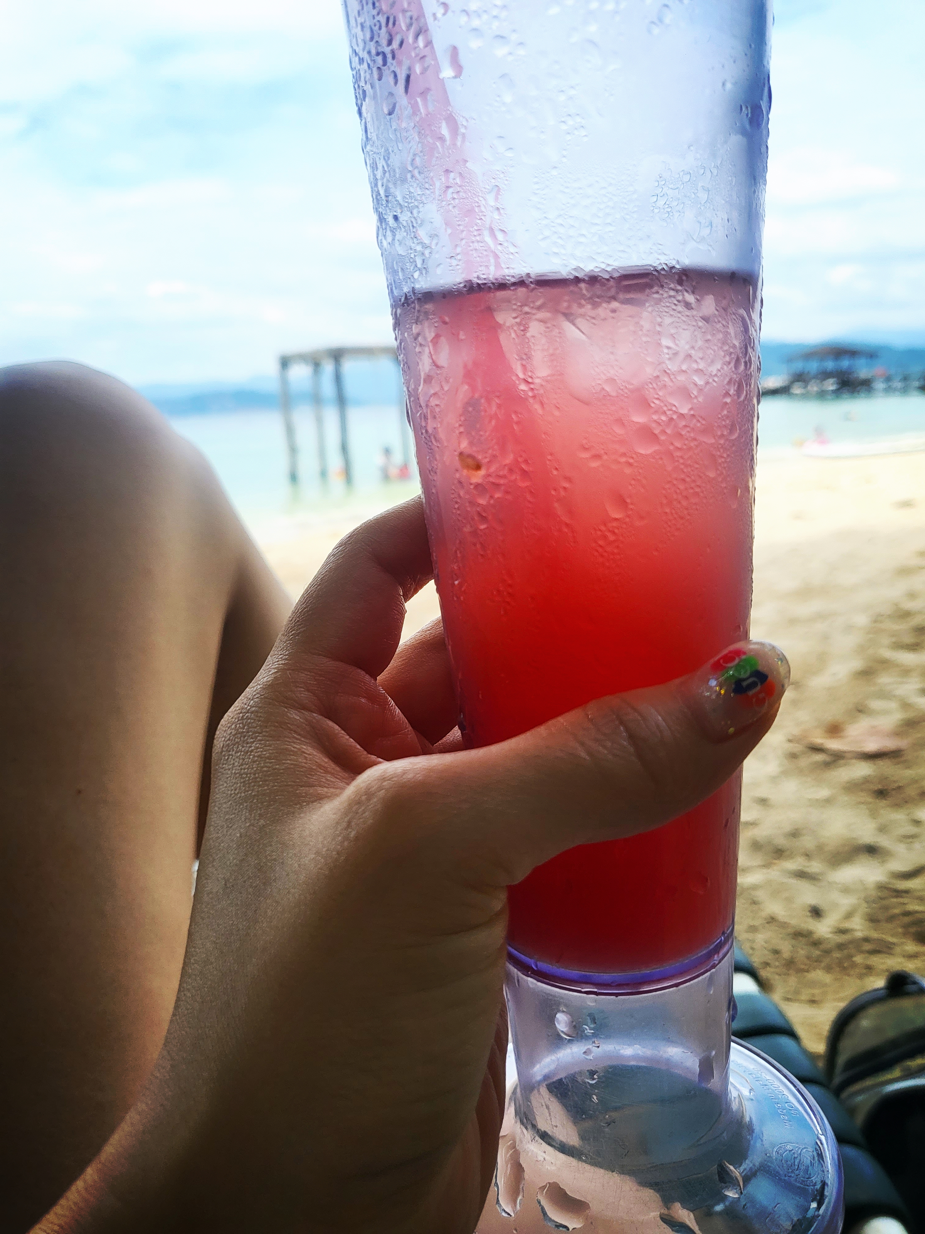 코타키나발루 섬투어 해변에서 과일음료를 마시며 여유를 즐기는 모습