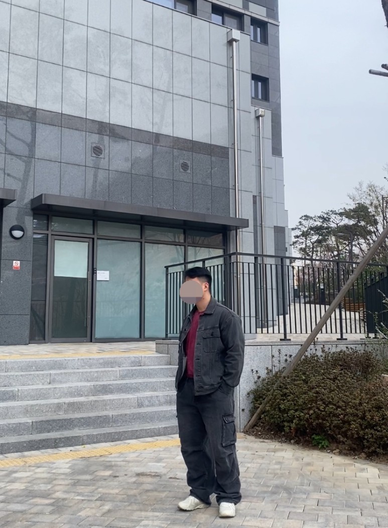 데일리룩(2024. 4. 6.)애드호크 오버핏 워싱 흑청자켓, 빈티지 구제 티셔츠, 디미트리블랙 파라슈트 카고 데님팬츠, 뉴발란스 스니커즈 운동화 MT410SA5 799A35