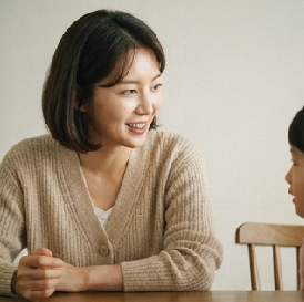 엄마가 웃으며 아이 이야기를 들어주는 모습