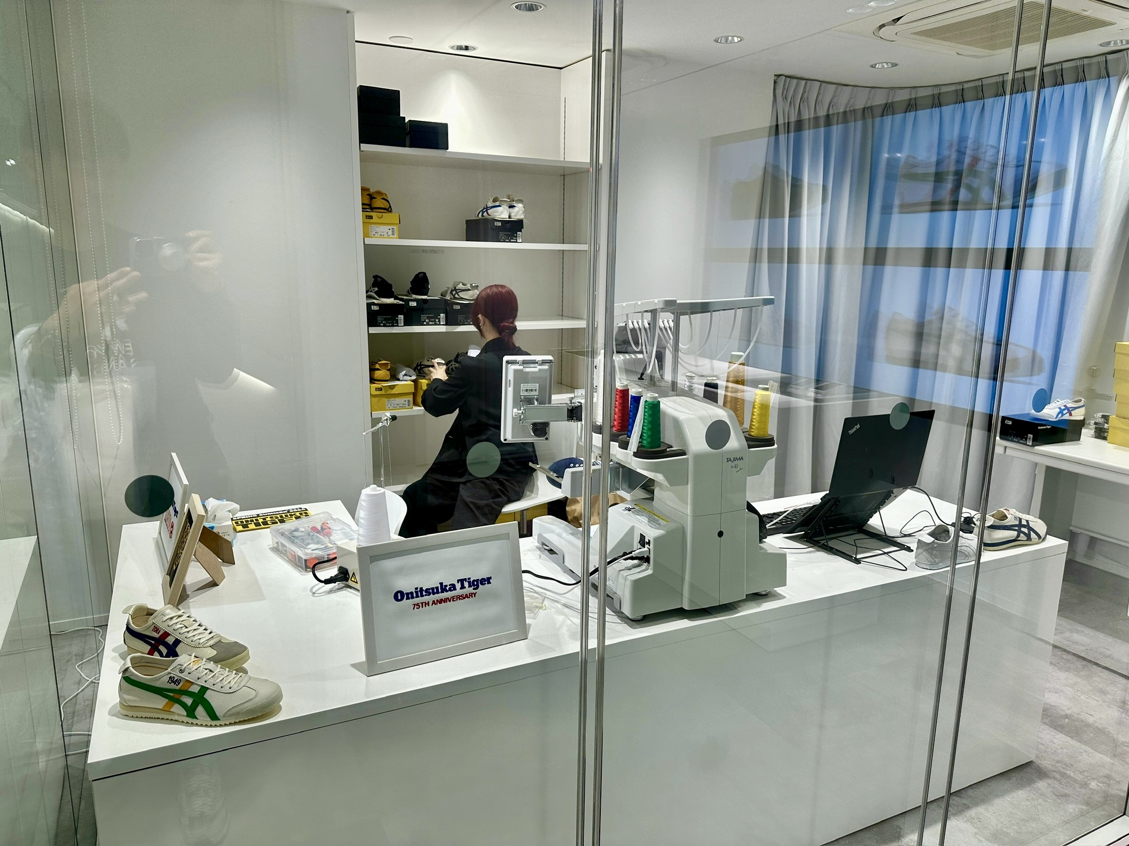 오니츠카 타이거 매장안 수선 공간