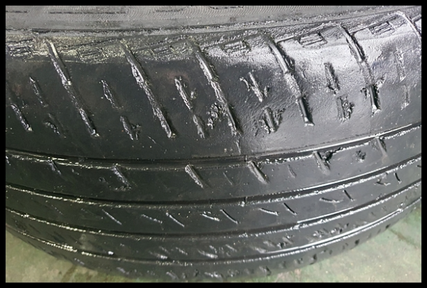 트레이드가 닳은 낡은 타이어