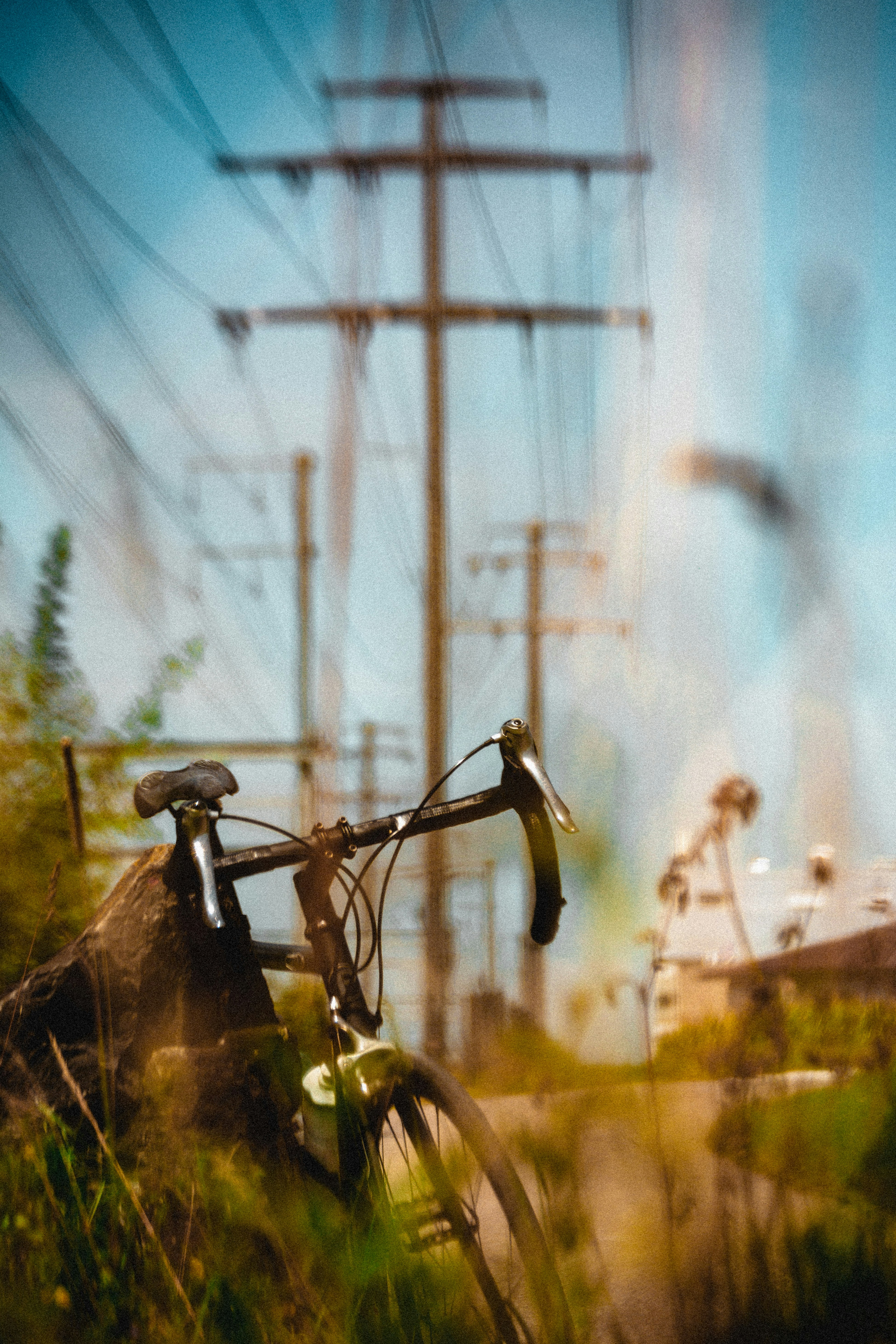 풀숲 속에 멈춰 선 자전거 &ndash; 혼자만의 시간과 내면의 독립성을 상징하는 꿈