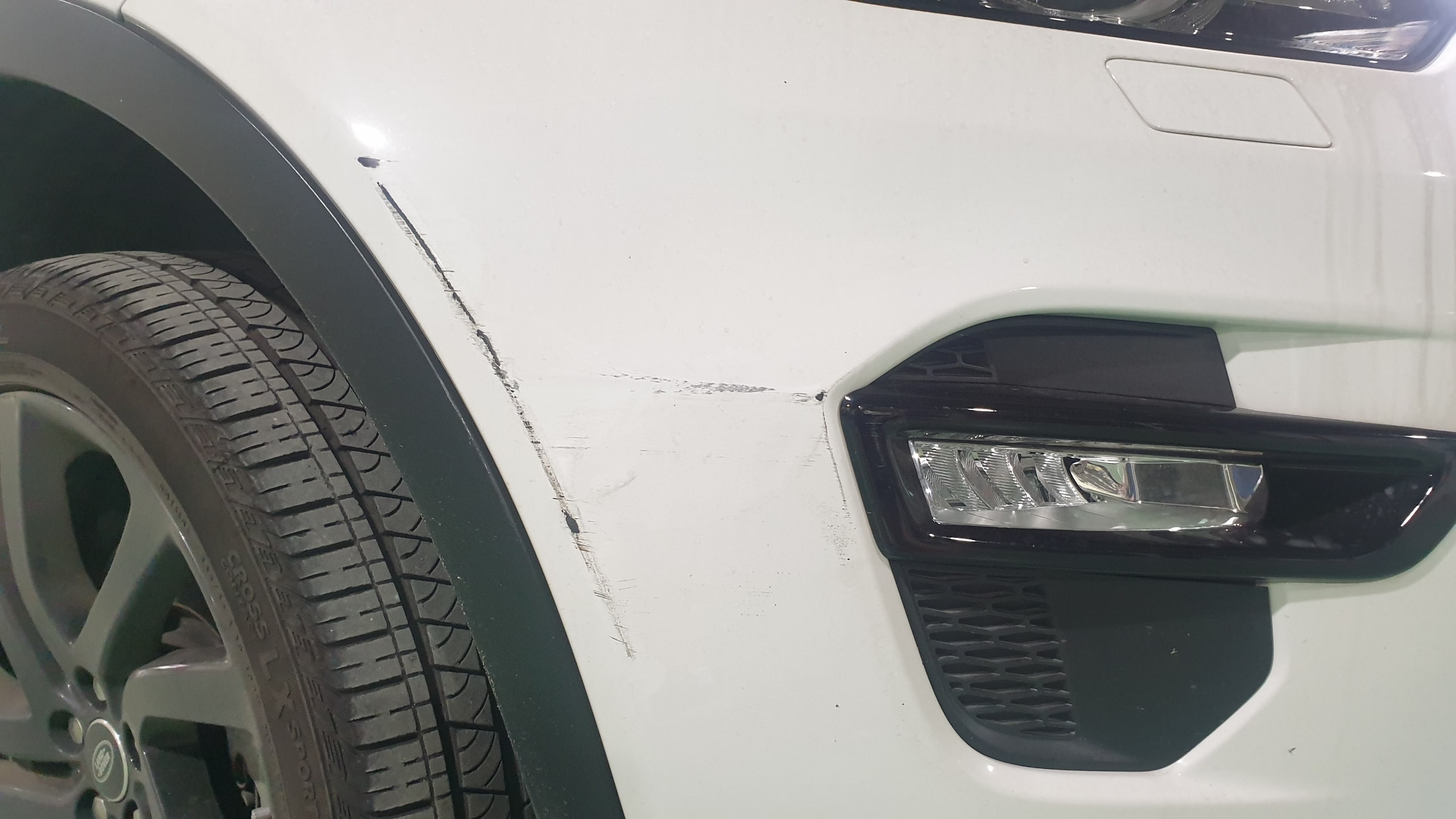 디스커버리 스포츠 앞 범퍼 사고부위 수입차 범퍼 부분도색 - 디스커버리 스포츠 앞 범퍼 사고부위