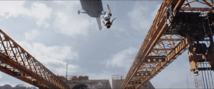 블랙 위도우 특유의 히어로 랜딩