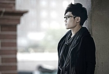 김범수-보고-싶다-가사-악보-김범수가-스카프를-두르고-벽에-기댄-사진