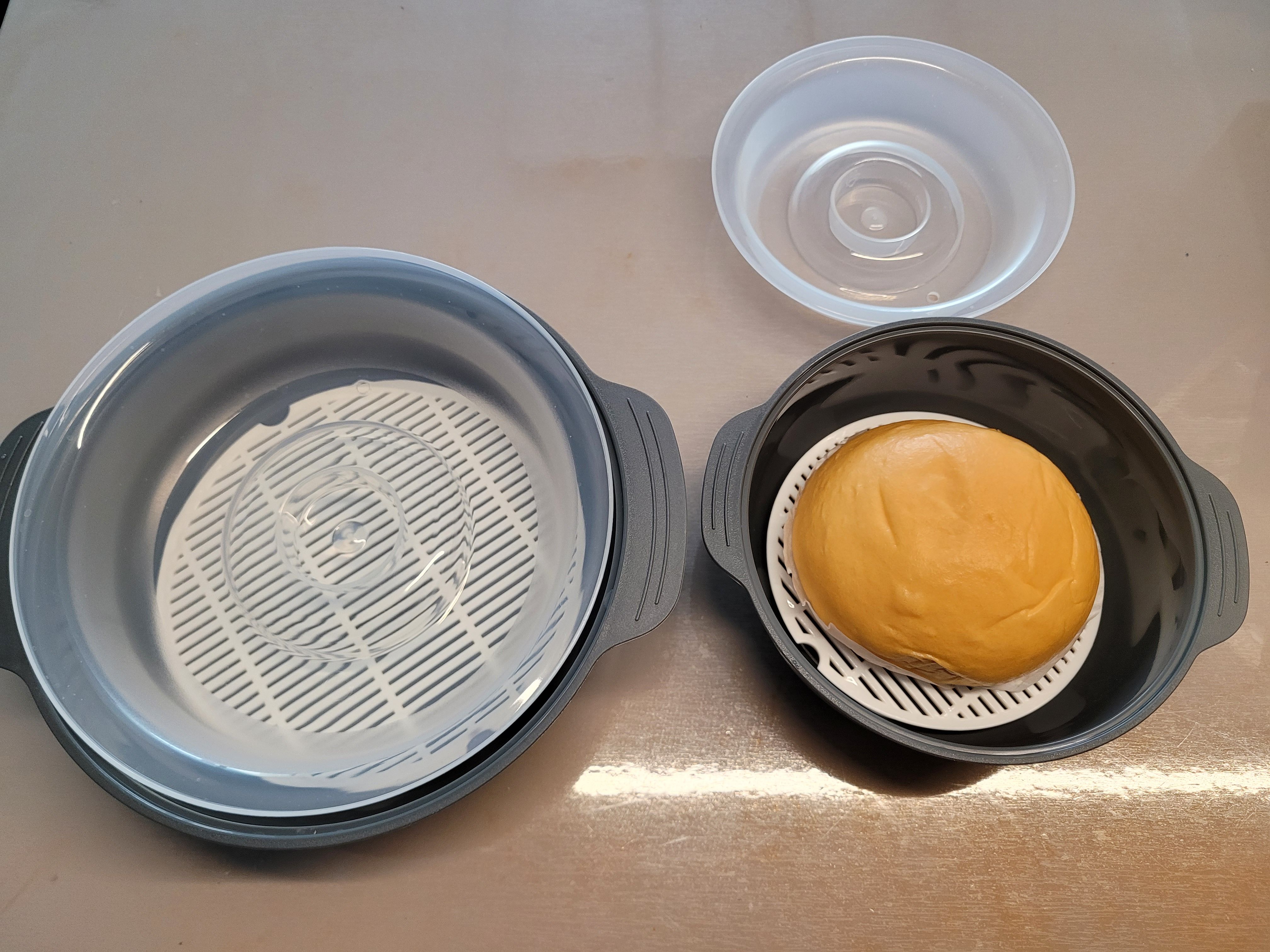 전자레인지 전용 찜기 제품중 작은 사이즈에 호빵을 넣어둔 사진