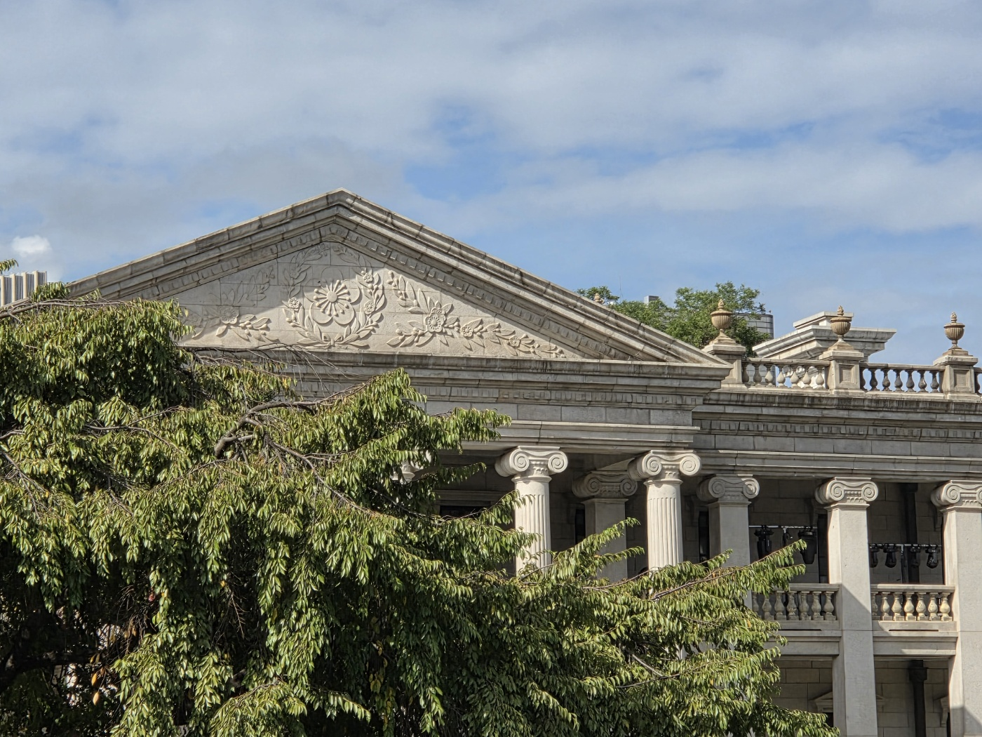 덕수궁 석조전 정면의 오얏나무 문양