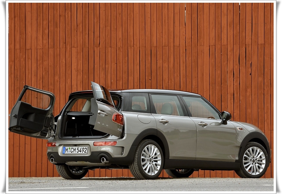 미니 클럽맨의 특징인 양문형 트렁크 스플릿 도어 오픈 모습