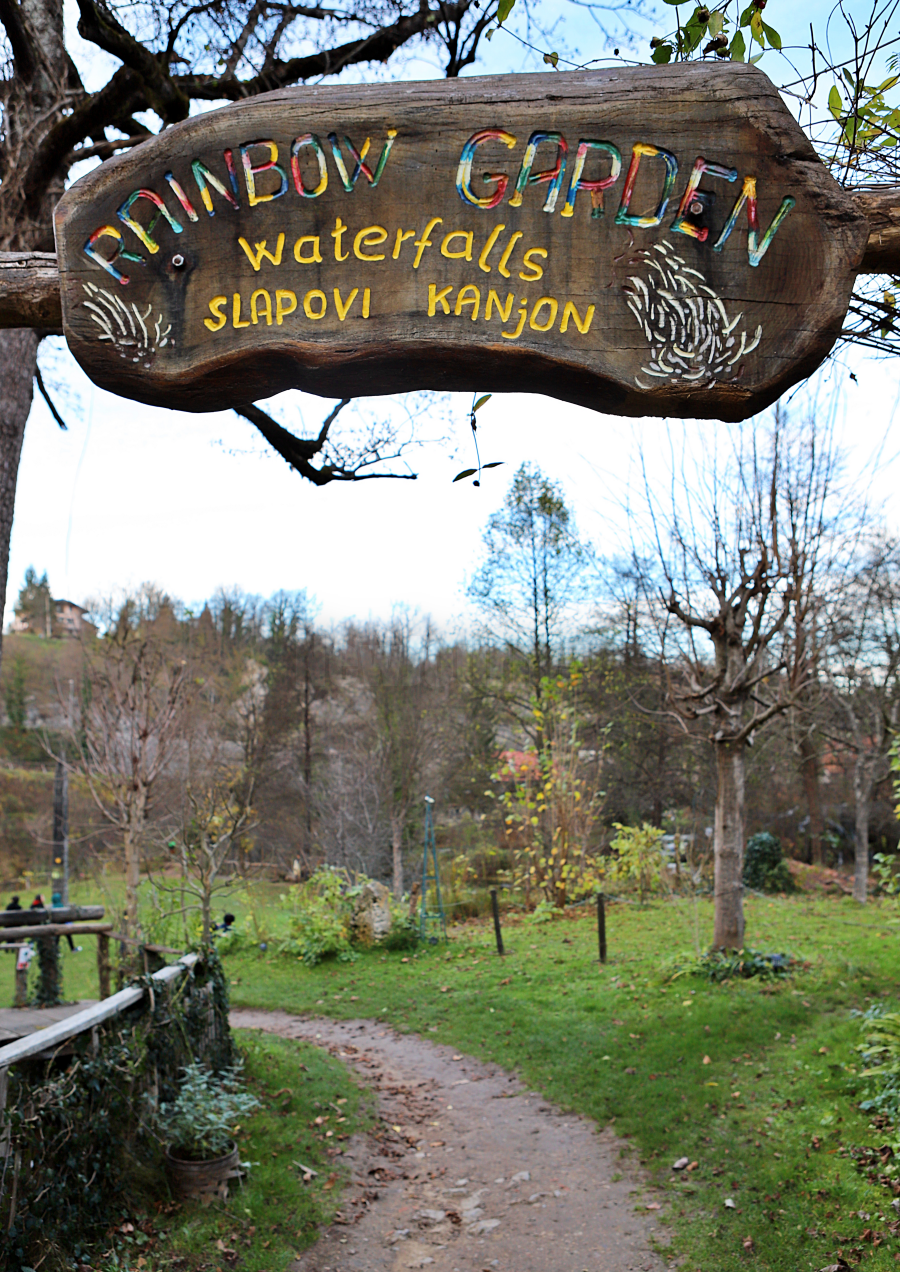 레인보우 가든 입구 이정표와 슬룬치차 협곡 폭포 가는 길 - Rainbow Garden Entrance and Slapovi Kanjon Path in Rastoke