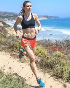 검정색-탱크탑을-입어-건강한-복근이-확연히-들어나는-여성이-바닷가-산책로를-뛰는-모습