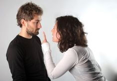 남편과-싸우며-손가락으로-삿대질을-하는-아내