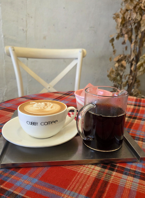 커비커피 주문한 따뜻한 라떼와 싱글 핸드드립 아이스 2