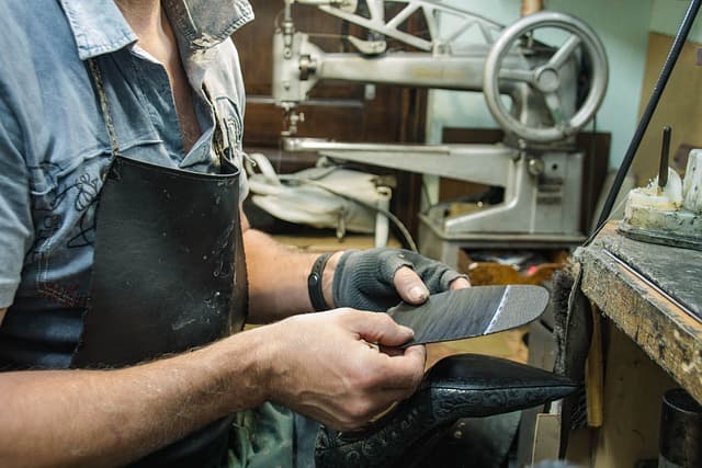 명품 구두 맞춤 제작자(Bespoke Shoe Maker) – 장인의 손끝에서 탄생하는 완벽한 한 켤레