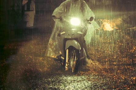 장마로인한-위험한-오토바이