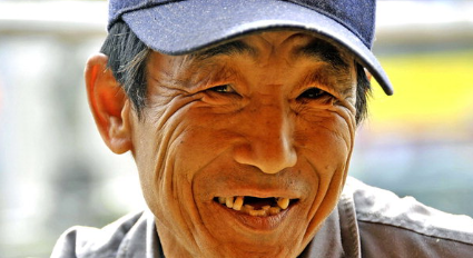 웃는 얼굴이 피부 노화를 일으킬까? 표정과 노화의 연관성 완벽정리