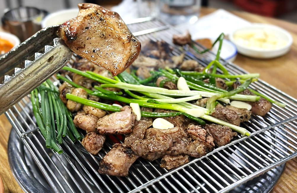 바삭하게 잘 구워진 대구 진해숯불막창집의 절창구이 한점