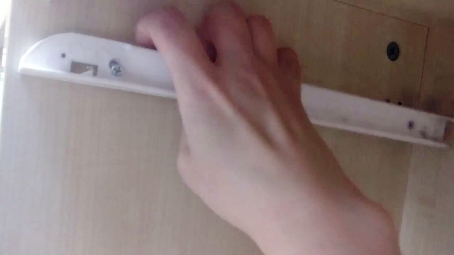 흔들어서 뽑아주면 서랍레일 제거 완료