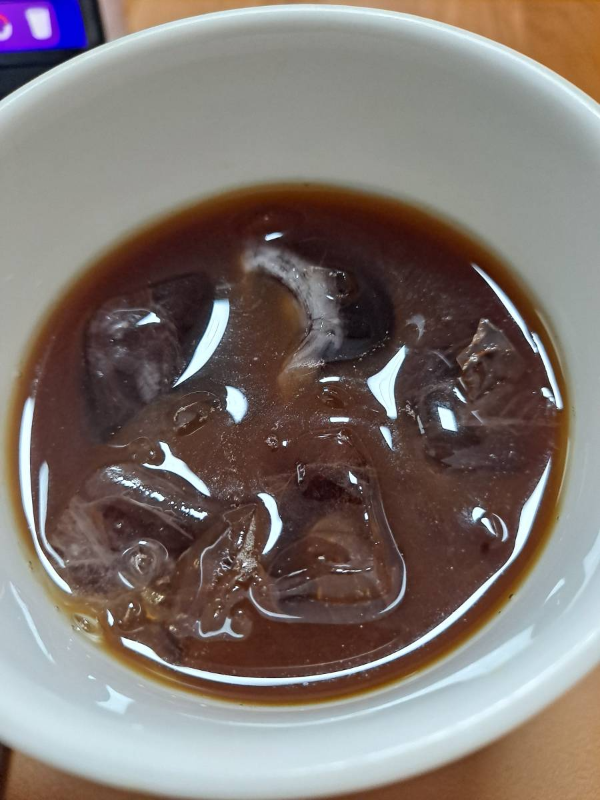 머그잔에 아메리카노 담아내다