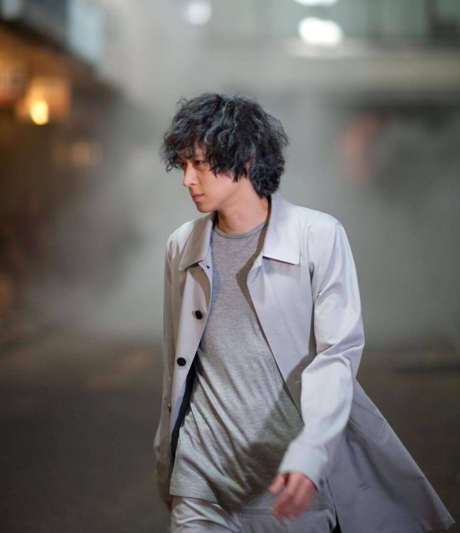 눈으로 다른 사람들의 마음을 조종할 수 있는 초인