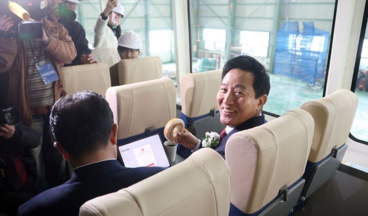 오세훈 서울시장이 25일 경남 사천시 은성중공업에서 열린 '서울 한강버스 진수식' 종료 후 한강버스 내부에서 빵을 시식하고 있다.