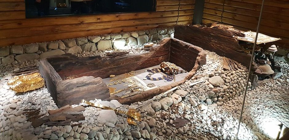 경주 천마총 내부에 복원된 신라 시대 돌무지덧널무덤의 구조