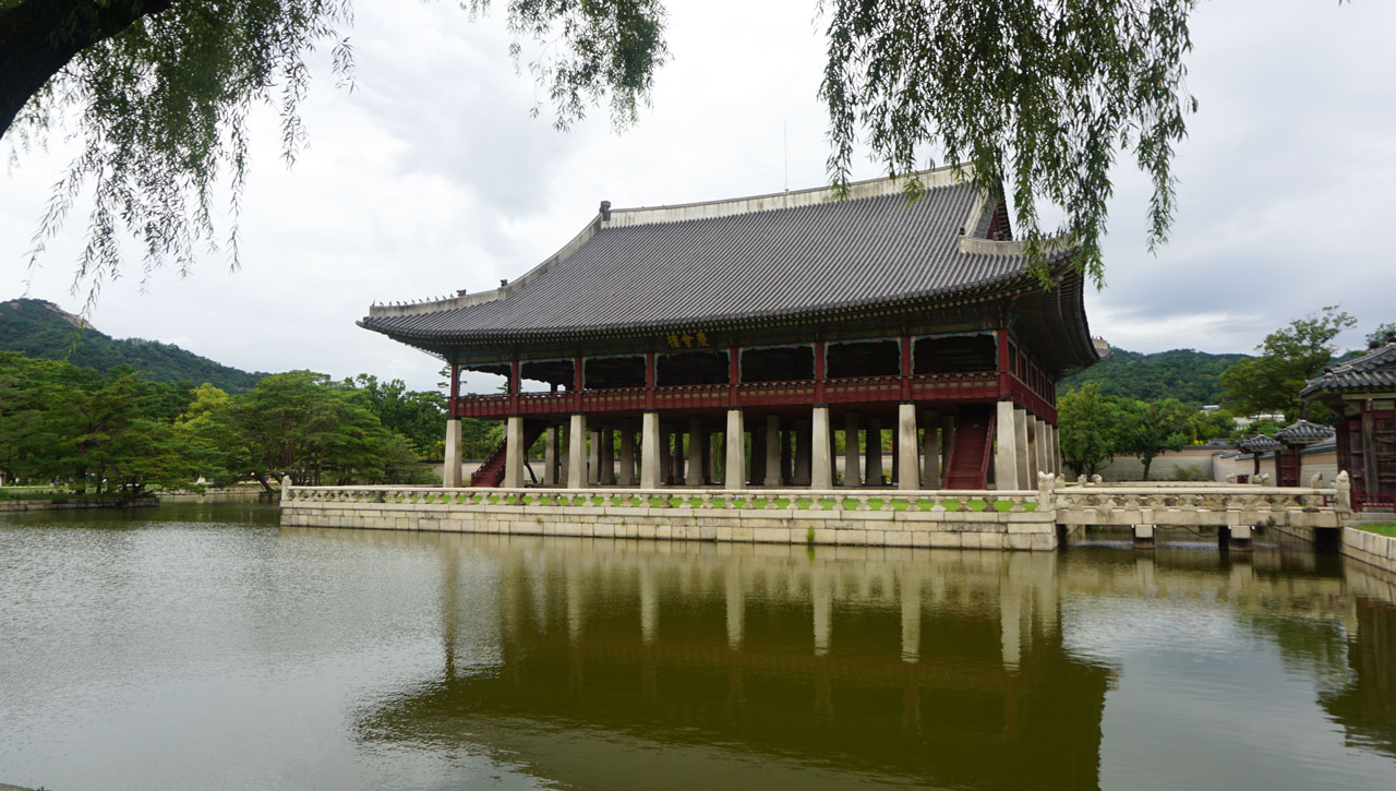연못에 비친 누각의 모습이 유명한 경회루의 풍경이다